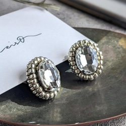 ビジュー ガラスストーンのスタッドピアス/イヤリング シルバー ビーズ刺繍 3枚目の画像