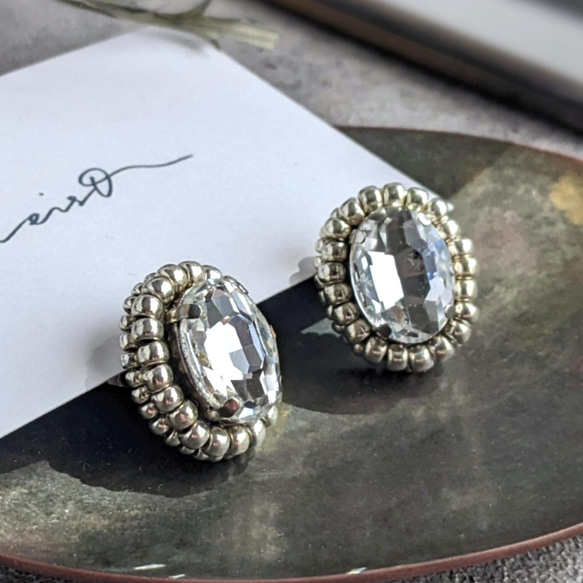 ビジュー ガラスストーンのスタッドピアス/イヤリング シルバー ビーズ刺繍 3枚目の画像