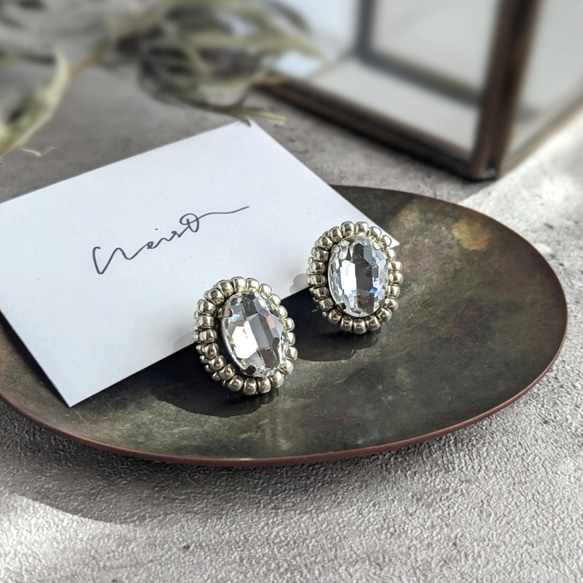 ビジュー ガラスストーンのスタッドピアス/イヤリング シルバー ビーズ刺繍 1枚目の画像