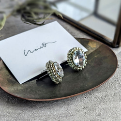 ビジュー ガラスストーンのスタッドピアス/イヤリング シルバー ビーズ刺繍 2枚目の画像