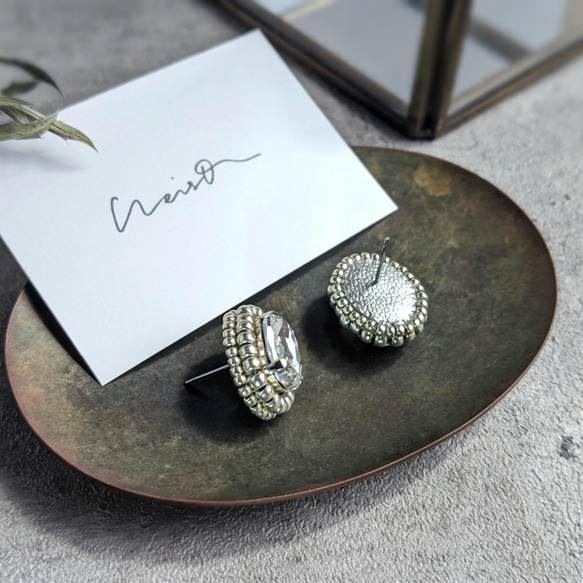 ビジュー ガラスストーンのスタッドピアス/イヤリング シルバー ビーズ刺繍 6枚目の画像