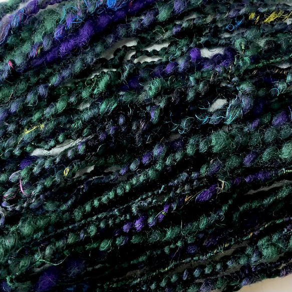 手紡ぎ毛糸　アートヤーン　サリーシルク入りグリーン　25ｇ　A-6 2枚目の画像