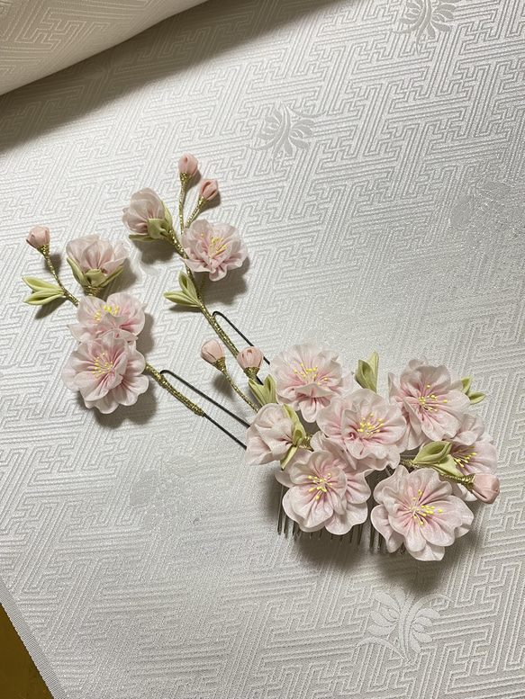 桜のコーム　つまみ細工　髪飾り　羽二重 4枚目の画像