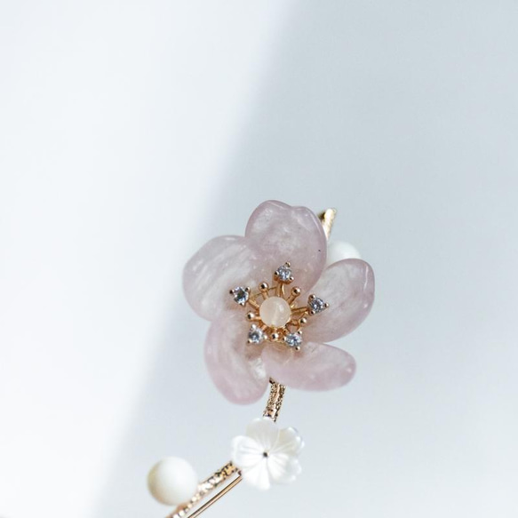 白蝶貝シェル花と天然石ローズクォーツの桜のブローチ　2way 　桜 2枚目の画像