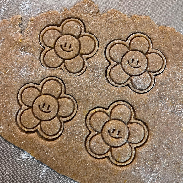 スマイル花クッキー型・クッキーカッター / かわいい花形クッキー型 / かわいいクッキー作り 5枚目の画像