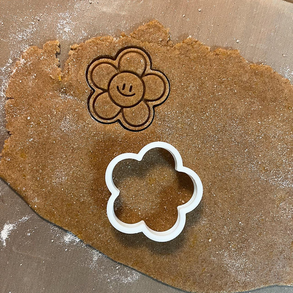 スマイル花クッキー型・クッキーカッター / かわいい花形クッキー型 / かわいいクッキー作り 4枚目の画像