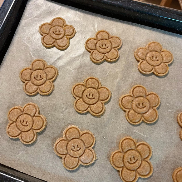 スマイル花クッキー型・クッキーカッター / かわいい花形クッキー型 / かわいいクッキー作り 6枚目の画像