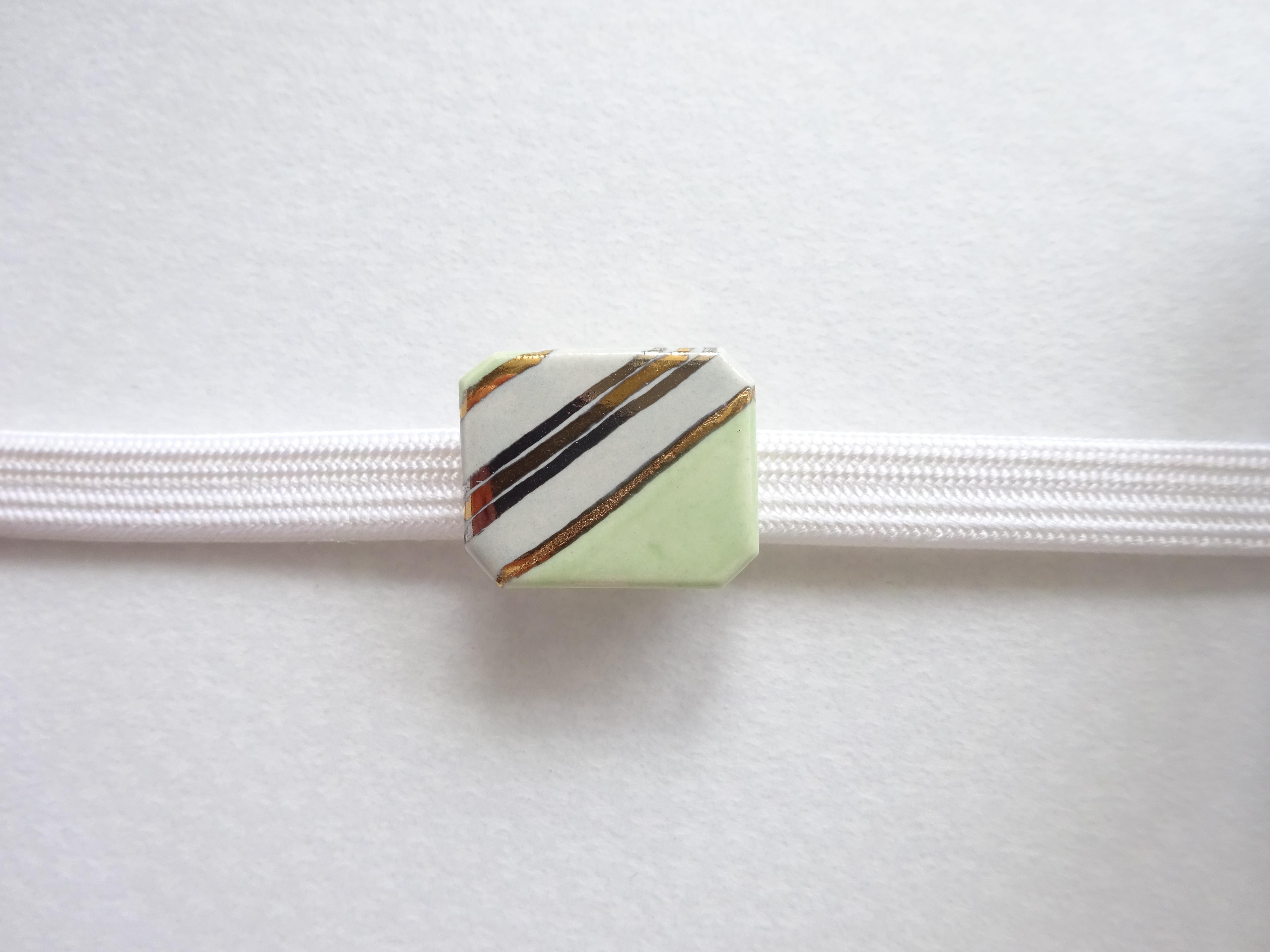 帯留め〈角に斜め縞〉 薄若草色