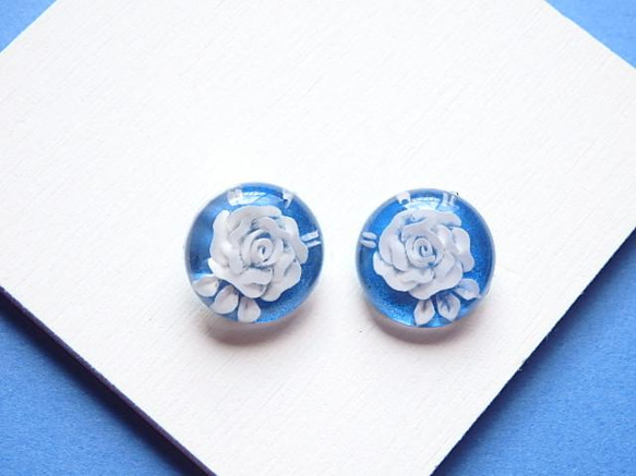 アクリルカボッションのイヤリング：Royal blue rose 6枚目の画像