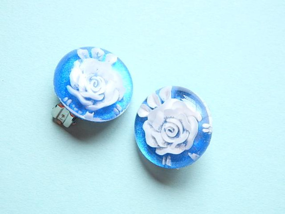 アクリルカボッションのイヤリング：Royal blue rose 4枚目の画像