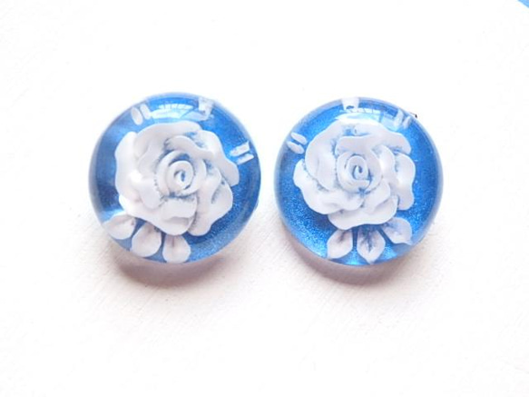 アクリルカボッションのイヤリング：Royal blue rose 1枚目の画像