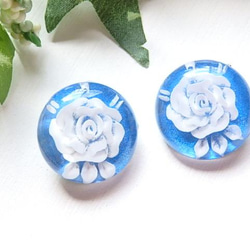 アクリルカボッションのイヤリング：Royal blue rose 3枚目の画像