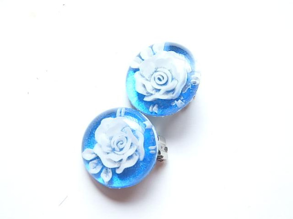 アクリルカボッションのイヤリング：Royal blue rose 8枚目の画像