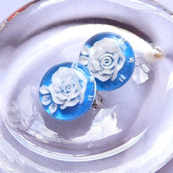 アクリルカボッションのイヤリング：Royal blue rose 2枚目の画像