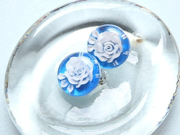 アクリルカボッションのイヤリング：Royal blue rose 5枚目の画像