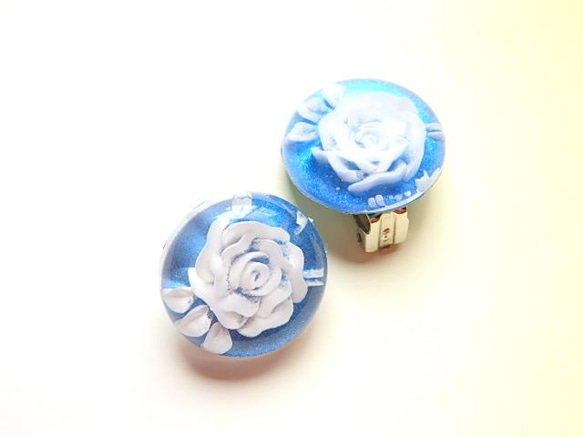 アクリルカボッションのイヤリング：Royal blue rose 7枚目の画像