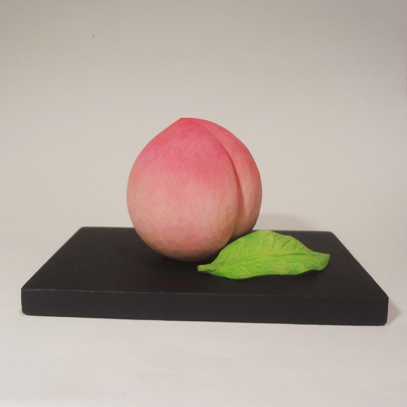 癒しの 木彫アート 『 桃 』 静物彫刻 もも　古代桃　果物　ピンク　ピーチ 2枚目の画像