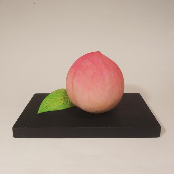 癒しの 木彫アート 『 桃 』 静物彫刻 もも　古代桃　果物　ピンク　ピーチ 1枚目の画像