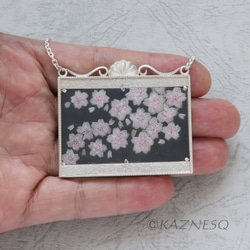 桜の花をモチーフにした絵画風のシルバーネックレス 4枚目の画像