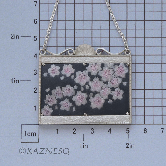 桜の花をモチーフにした絵画風のシルバーネックレス 3枚目の画像