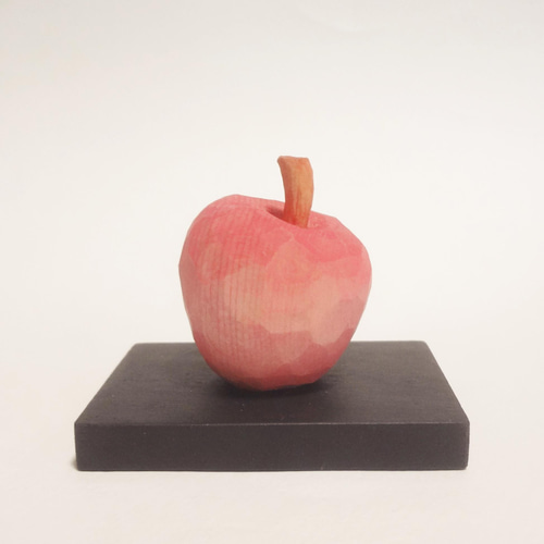 リンゴ木のモチーフの立体彫刻 癒しの木彫刻 小さな 静物彫刻 『 りんご 』 木彫り 林檎 彫刻 佐藤