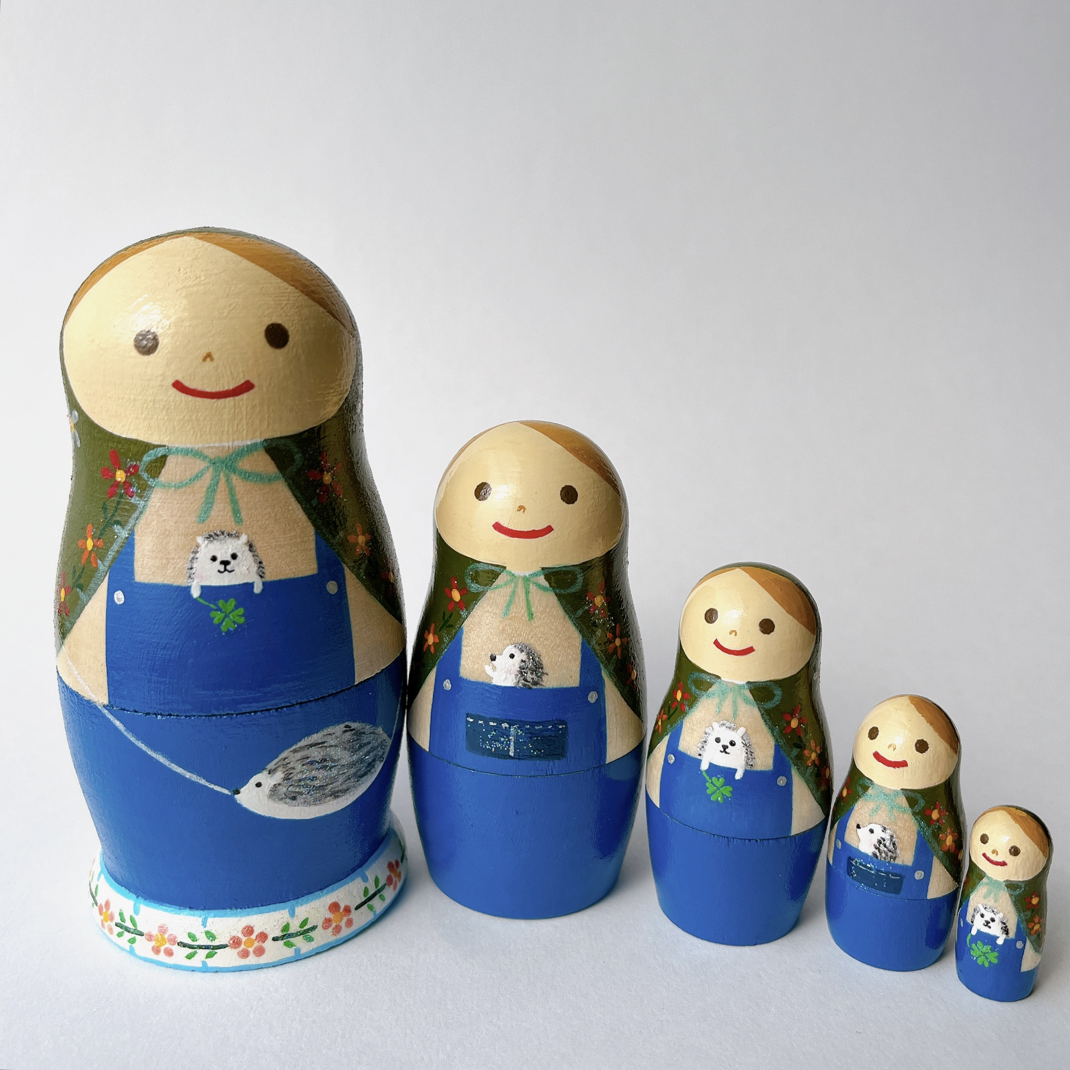 【受注制作】お花柄頭巾マトリョーシカ　オーバーオール　はりねずみと一緒に。　木製インテリア雑貨