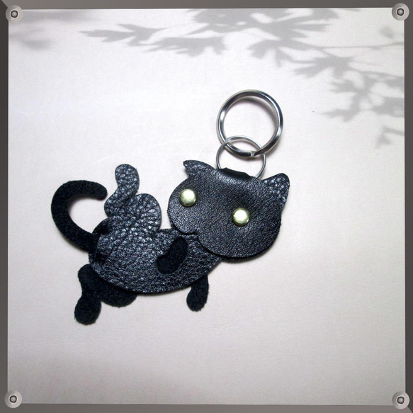 KEY・RING -くろねこ・へそ天01-　キーホルダー 4枚目の画像