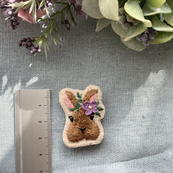 SOLD うさぎに花付きの刺繍ブローチです。 3枚目の画像