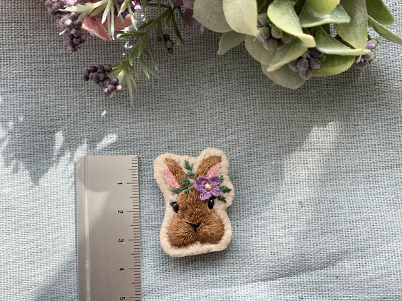 SOLD うさぎに花付きの刺繍ブローチです。 3枚目の画像