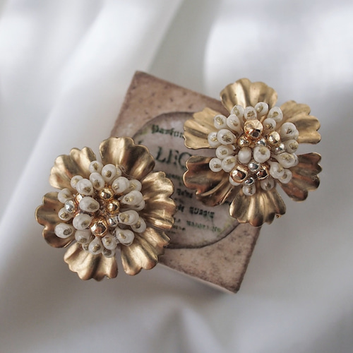 人気】『pleats flower』真鍮 花 大ぶり ピアス イヤリング