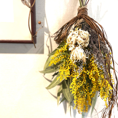 ミモザを中心に白いラナンキュラス、柳葉ユーカリのシックなスワッグ  