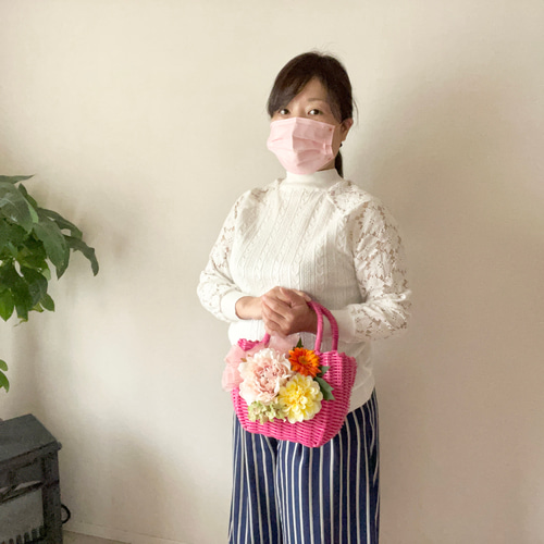 華やかお花のフラワーカゴバッグ〜ピンクカラー（Sサイズ） かご