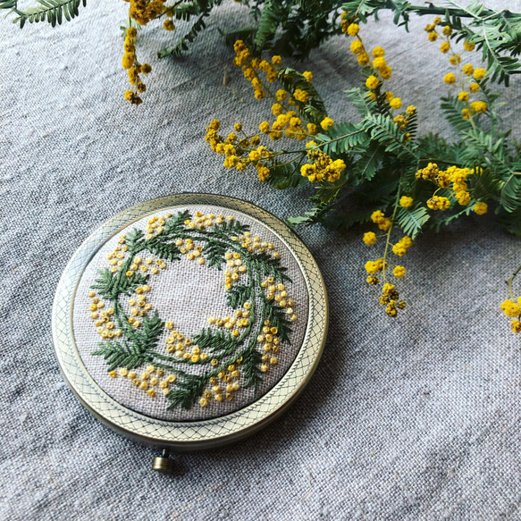 手刺繍＊お花の刺繍コンパクトミラー ミモザ /お洒落なお友達への 