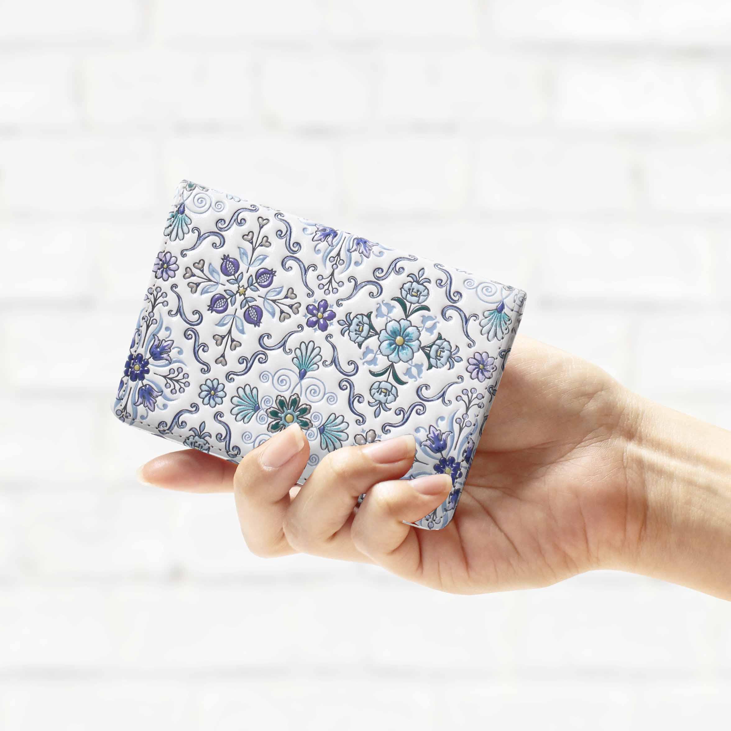 浅草文庫　牛革に友禅染の　カードケース　（オリエント柄　ブルー　「晴れやかブルー2023」【470756】