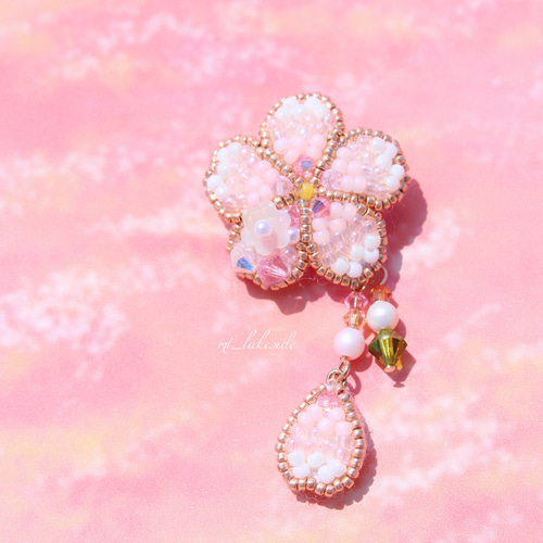ビーズ刺繍のゆらゆら桜ブローチ(淡色ver.) ブローチ みずうみのほとり