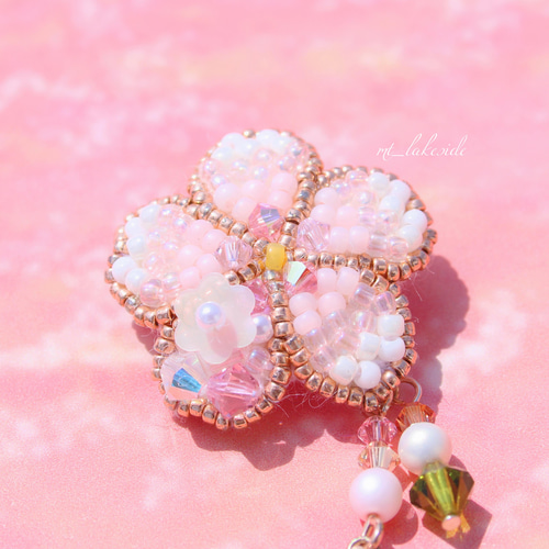 ビーズ刺繍のゆらゆら桜ブローチ(淡色ver.) ブローチ みずうみの
