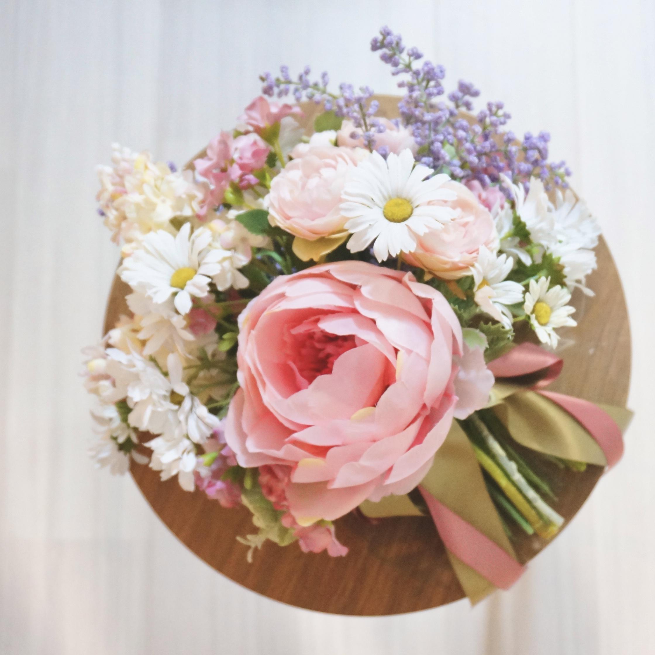 ピオニーとマーガレットのブーケ＆ブートニア