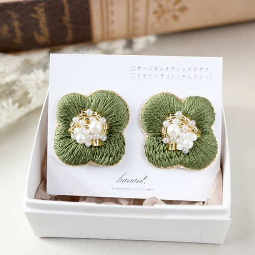 四つ花のビーズ刺繍ピアス/イヤリング/ノンホール（カーキ・グリーン 