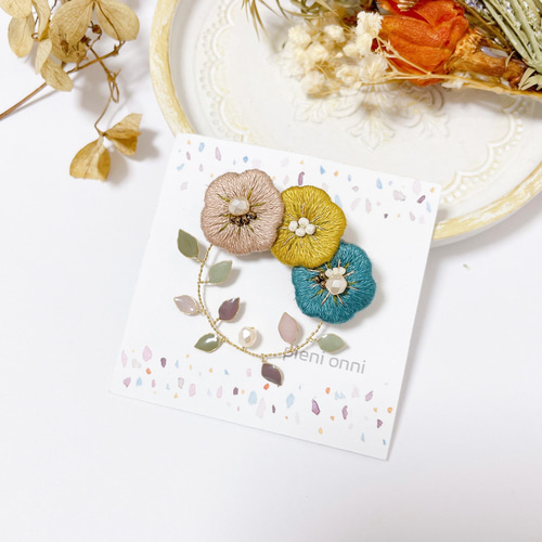 再販】お花刺繍リースブローチ ブローチ pieni onni 通販