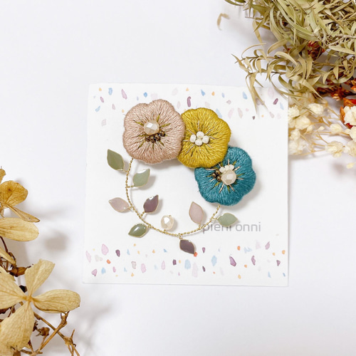 オリジナル 再販】お花刺繍リースブローチ ブローチ 通販 onni pieni アクセサリー