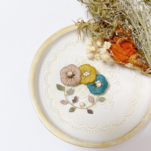 再販】お花刺繍リースブローチ ブローチ pieni onni 通販