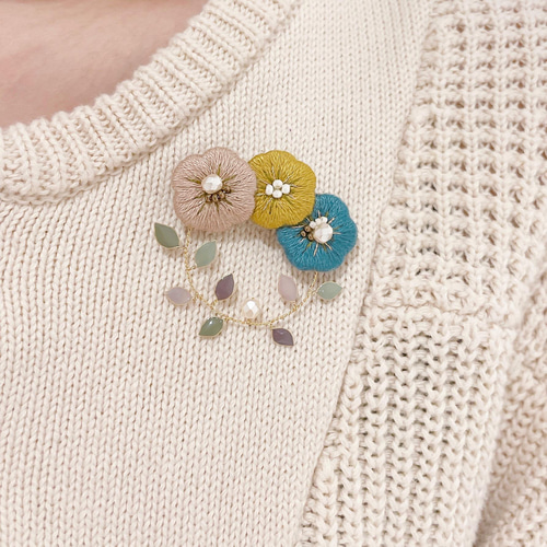 再販】お花刺繍リースブローチ ブローチ pieni onni 通販 再販】お花刺繍リースブローチ ブローチ pieni onni 通販