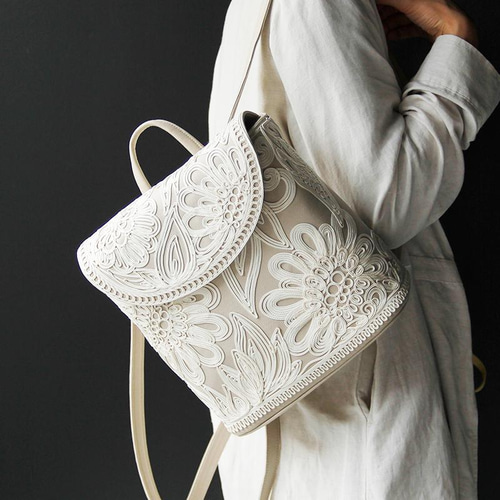 IWASA＞コード刺繍リュック／IW60395-003アイボリー リュック・バック