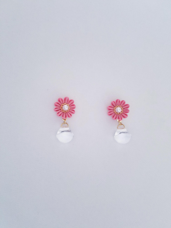 つまみ細工　コーラルピンクのお花とコロンと雫　ピアス/イヤリング/ノンホールピアス 2枚目の画像