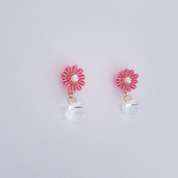 つまみ細工　コーラルピンクのお花とコロンと雫　ピアス/イヤリング/ノンホールピアス 3枚目の画像
