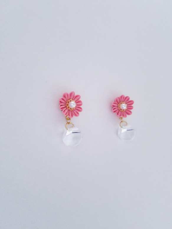 つまみ細工　コーラルピンクのお花とコロンと雫　ピアス/イヤリング/ノンホールピアス 3枚目の画像