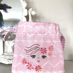 春のプレゼントにお勧めのガーリー巾着です。女の子が大好きなピンクのギンガムチェックを裏地に使った可愛い袋です。プレゼント 3枚目の画像