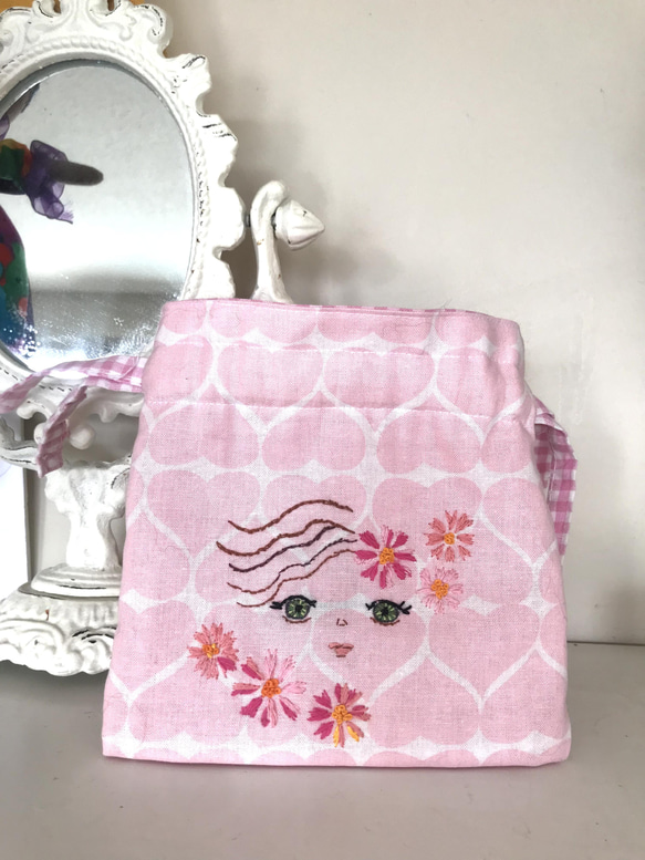 春のプレゼントにお勧めのガーリー巾着です。女の子が大好きなピンクのギンガムチェックを裏地に使った可愛い袋です。プレゼント 3枚目の画像