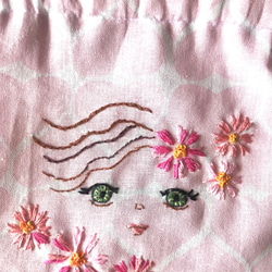 春のプレゼントにお勧めのガーリー巾着です。女の子が大好きなピンクのギンガムチェックを裏地に使った可愛い袋です。プレゼント 5枚目の画像
