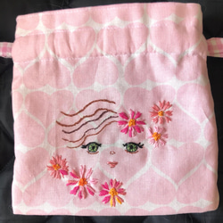 春のプレゼントにお勧めのガーリー巾着です。女の子が大好きなピンクのギンガムチェックを裏地に使った可愛い袋です。プレゼント 1枚目の画像